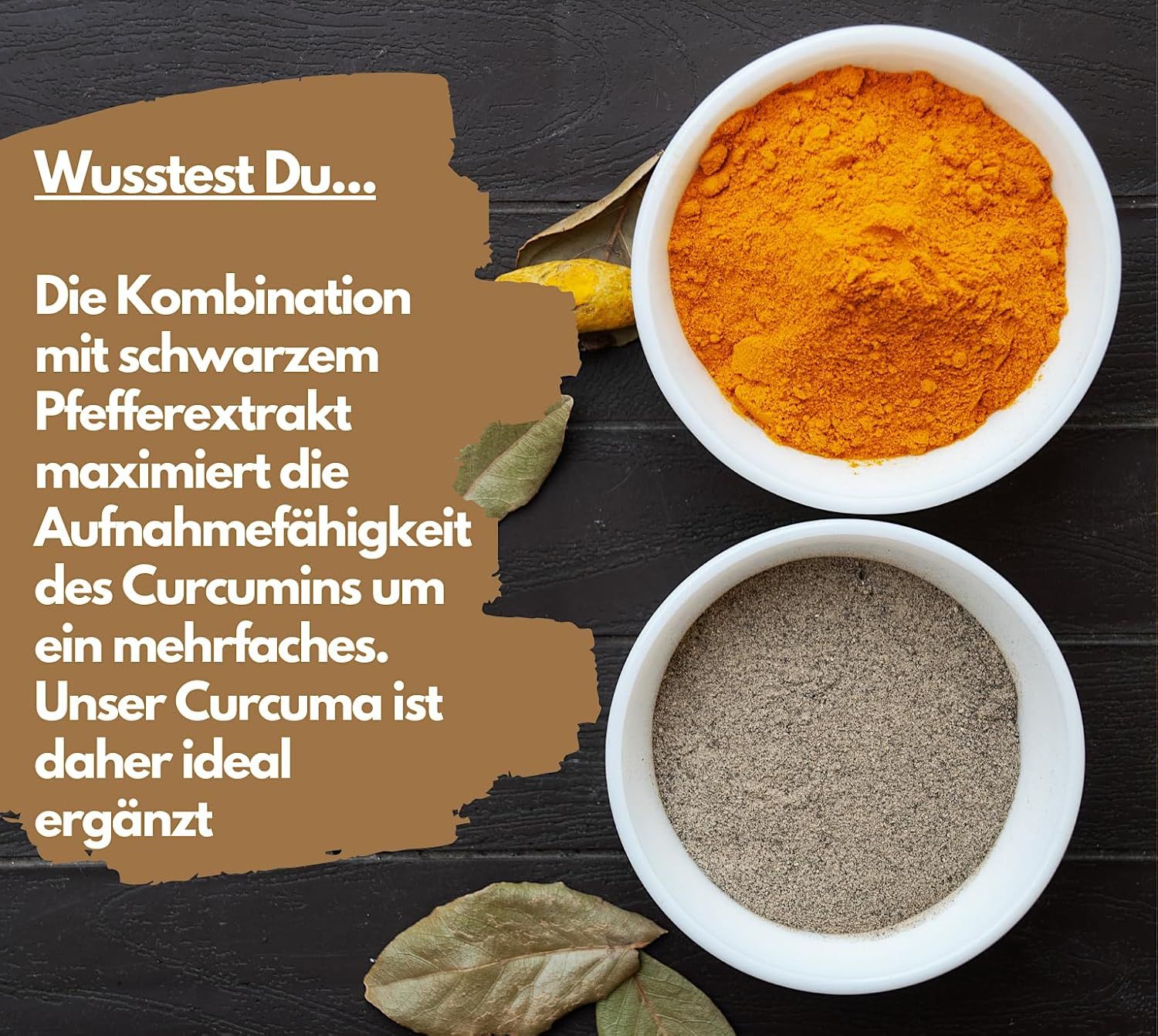Zwei Schalen mit Kurkuma-Pulver und Pfeffer. Text: Kombination mit Pfefferextrakt maximiert die Aufnahme. Unser Curcuma ist ideal ergänzt.