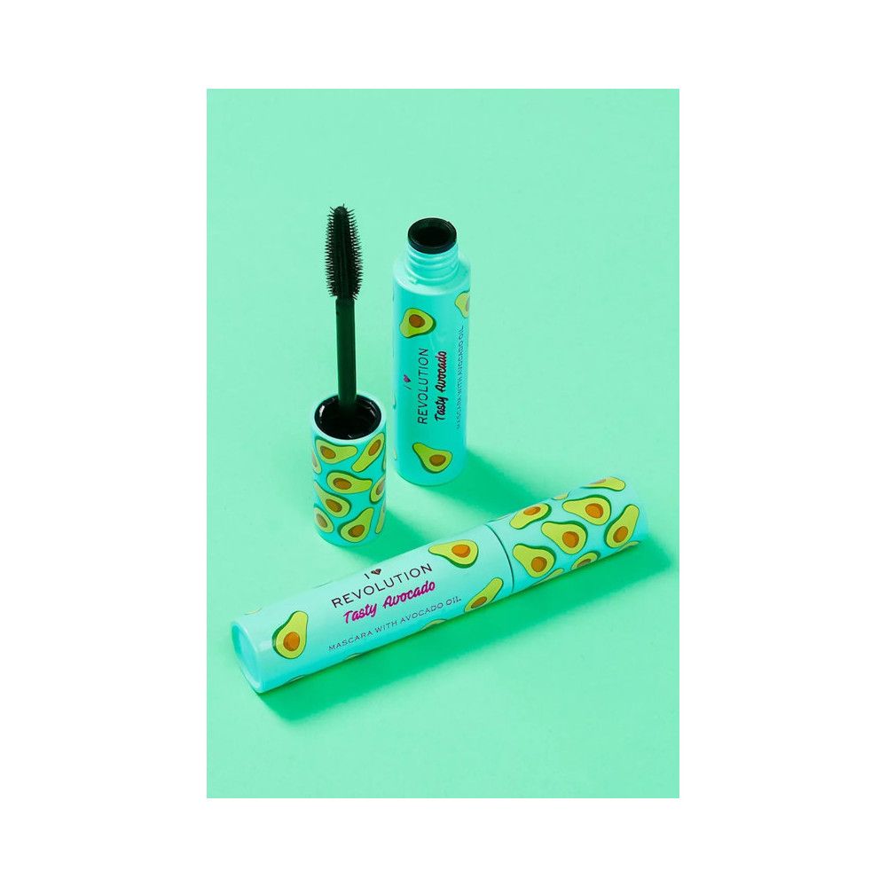 Drei Teile: Mascarabürste, Flasche und Verpackung. Avocado-Muster. Text: Tasty Avocado, Mascara with Avocado Oil.