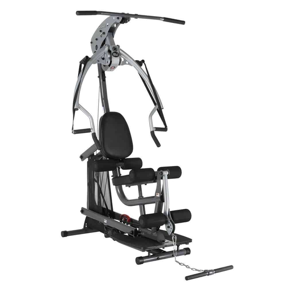 Fitnessgerät mit schwarzem Sitz und Polstern. Graue Metallkonstruktion mit Griffen und Stangen. Kettenzug mit Griff.
