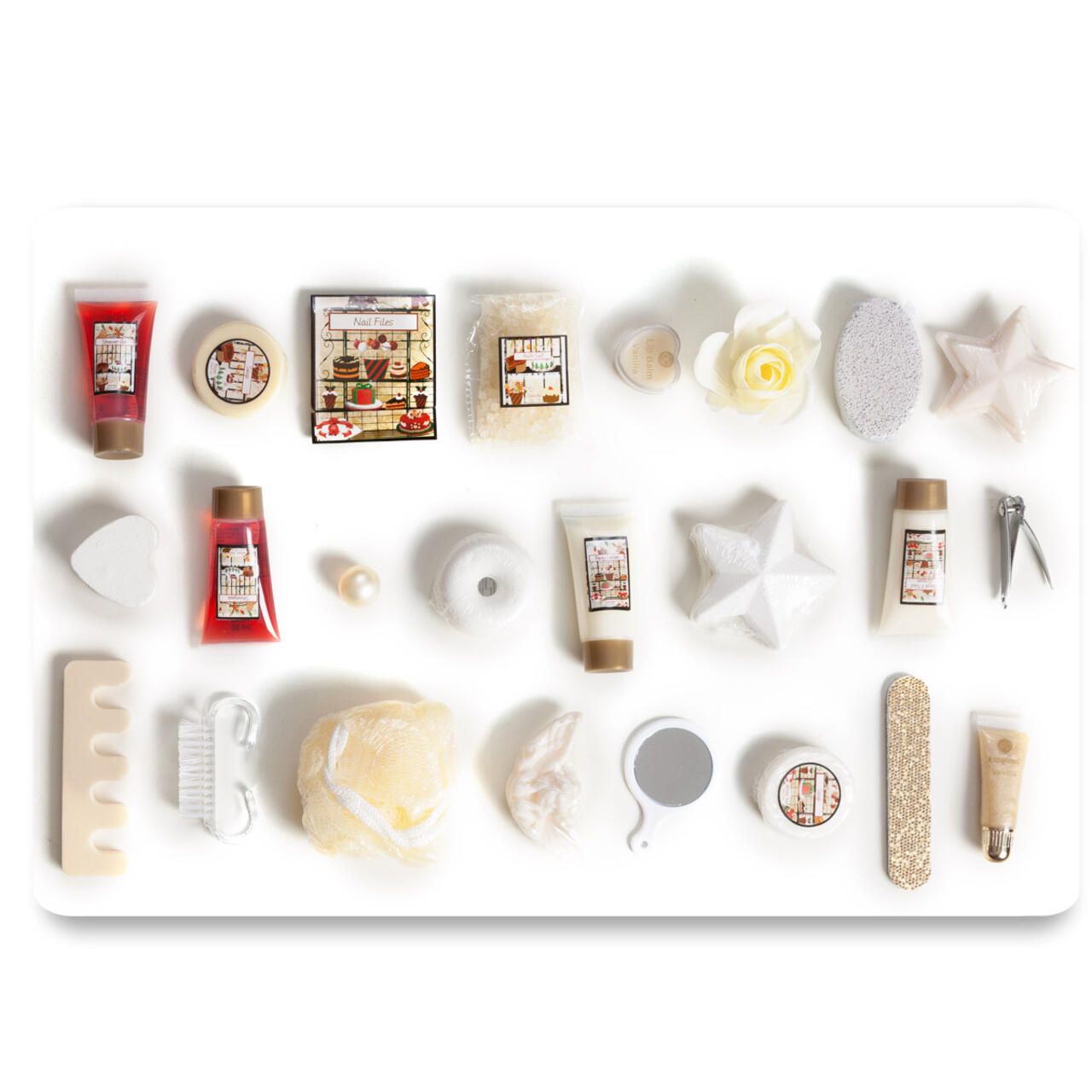 Adventskalender-Inhalt. Bade- und Körperpflegeprodukte auf weißem Hintergrund. Sterne, Seifen, Cremes, Bürsten, Nagelfeile und mehr.