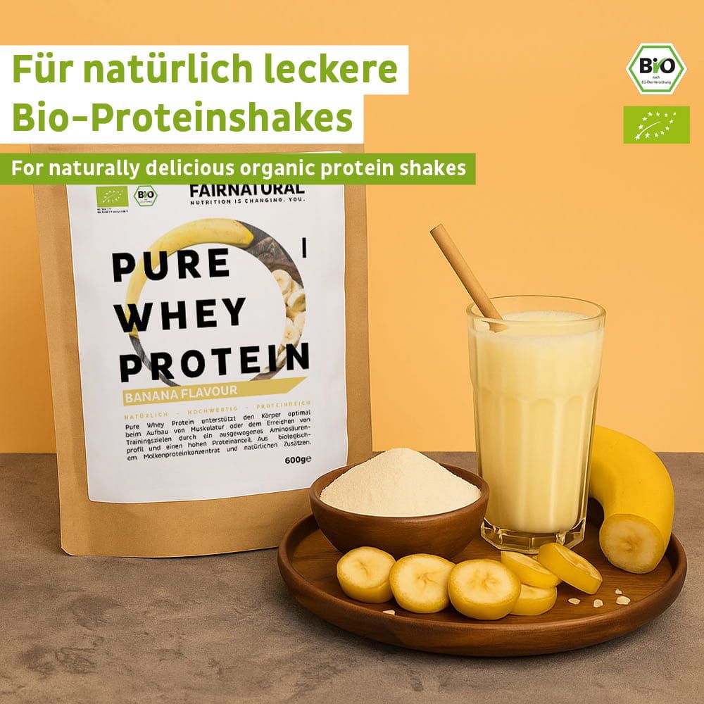 FAIRNATURAL Bio Whey Protein Banane: Pulver, Bananenscheiben, Banane und ein Glas Proteinshake.
