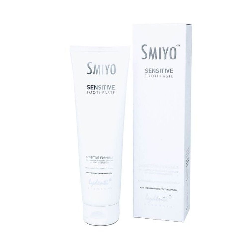 Weiße Zahnpasta-Tube und -Schachtel. Aufschrift: SMIYO SENSITIVE TOOTHPASTE. Mit LyDenti Elements.