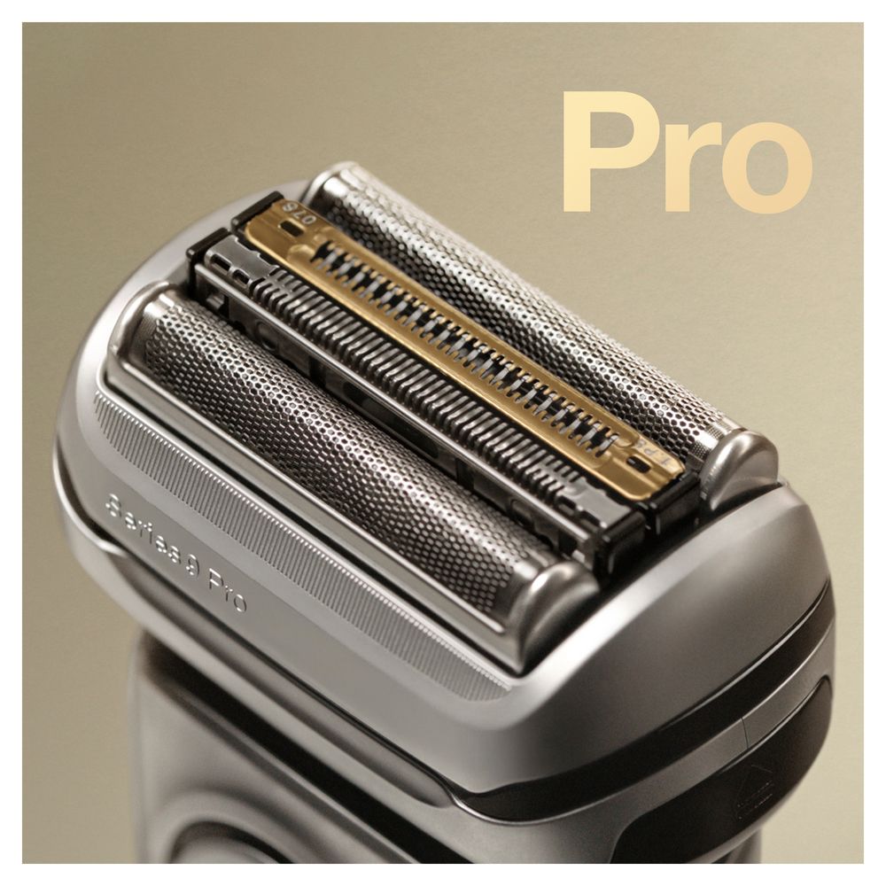 Nahaufnahme des Rasiererkopfes. Silberfarben mit goldenen Elementen. Aufschrift "Pro".