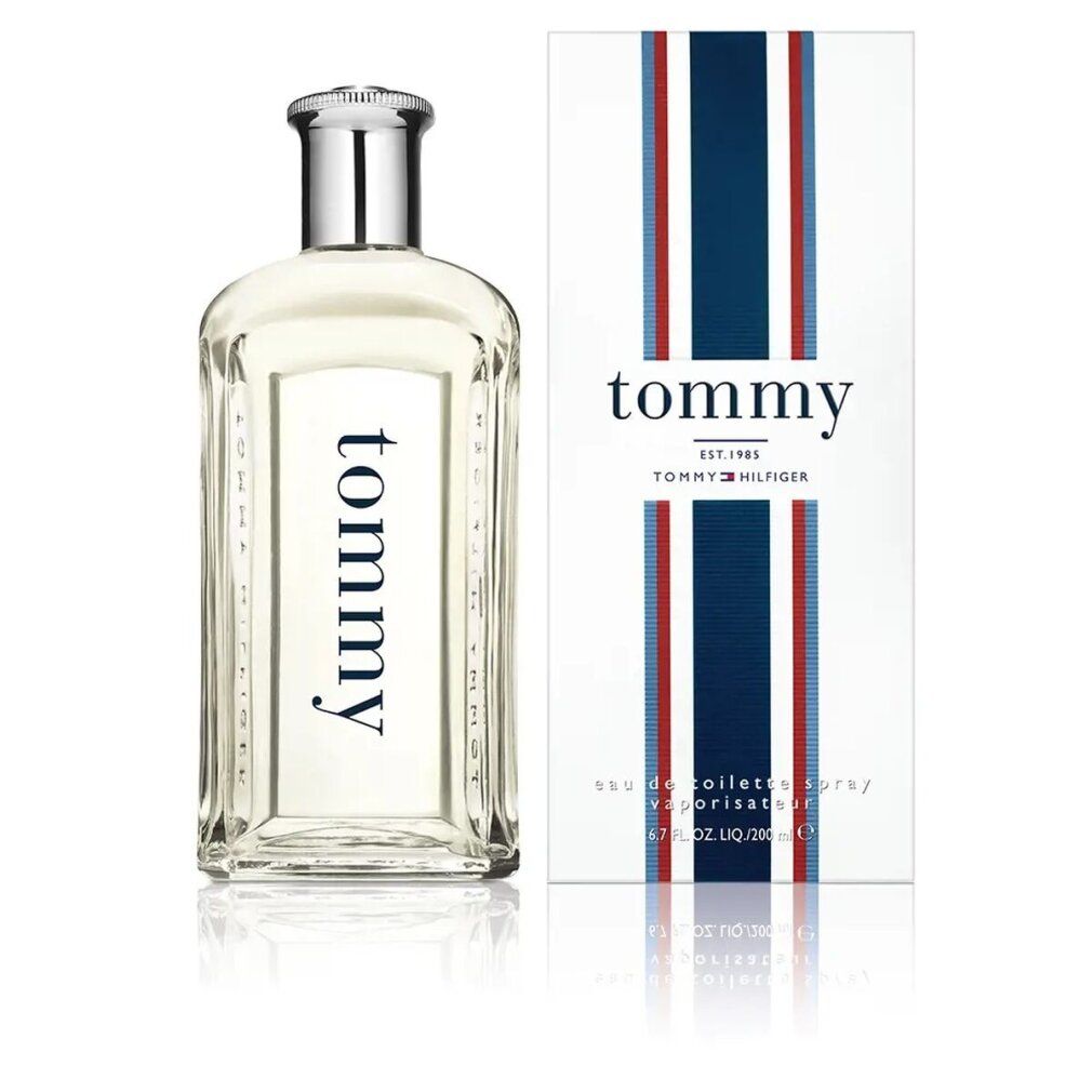 Tommy Hilfiger Eau de Toilette Flakon und Verpackung. Flakon mit blauem Schriftzug. Verpackung mit Streifenmuster.