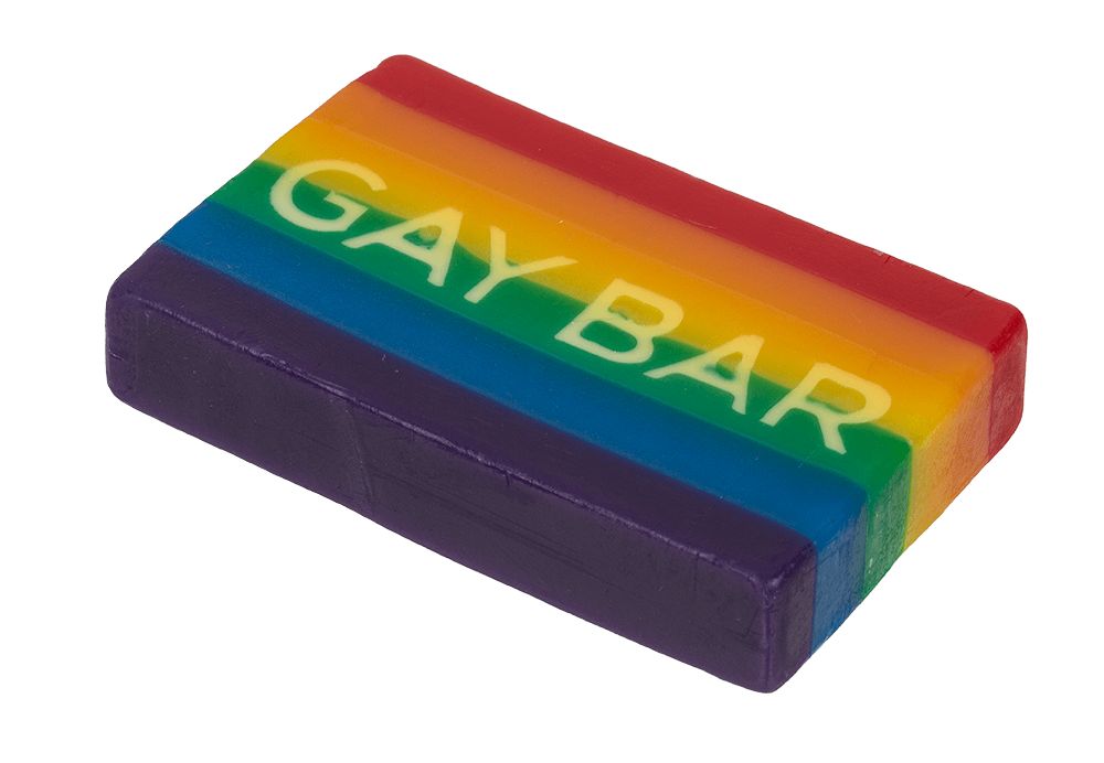 Regenbogenfarbene Seife mit dem Schriftzug GAY BAR. Rechteckige Form, leicht schräg.