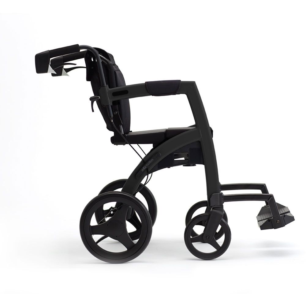 Schwarzer Rollator mit Sitz und Fußstützen. Seitliche Ansicht. Vier Räder.
