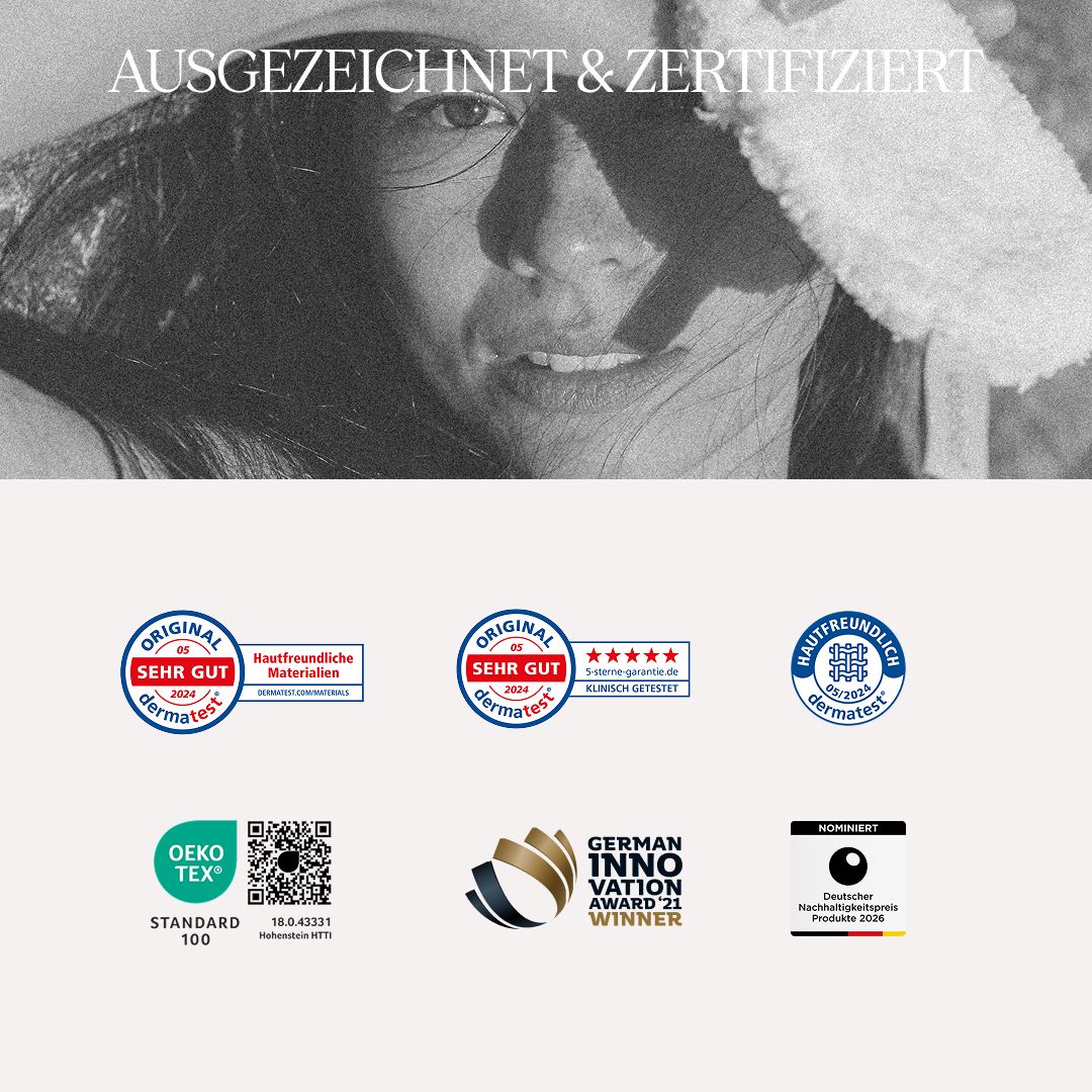Schwarz-Weiß-Foto einer Frau mit Waschpad. Logos: Dermatest, Oeko-Tex, German Innovation Award.