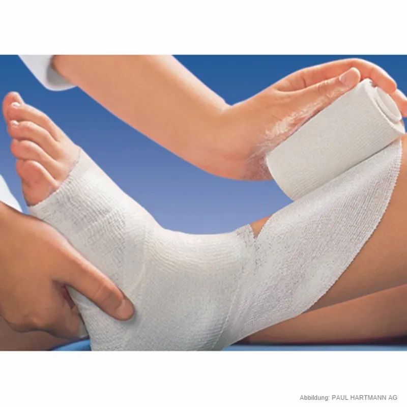 Fußverband mit weißer Bandage. Hände wickeln Verband um Knöchel und Fuß. Blauer Hintergrund.