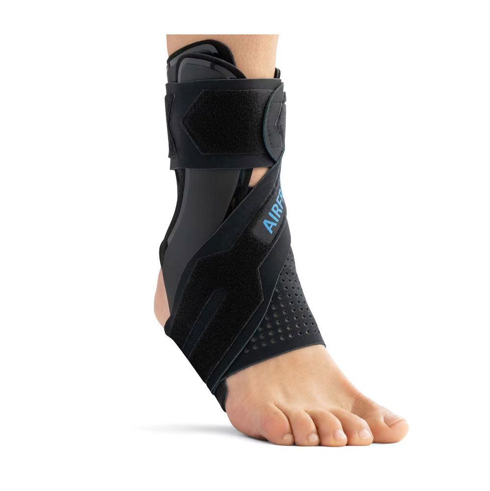 Schwarze Knöchelbandage mit Klettverschlüssen und blauer Schrift 'AIRCAST'.