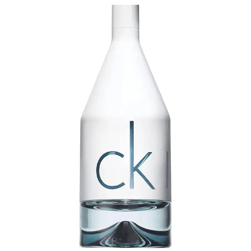 Flakon von Calvin Klein CKIN2U for him. Weiß, mit blauem 'ck' Logo und blauer Flüssigkeit.