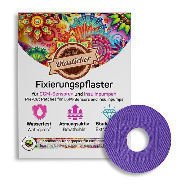 Verpackung mit Diasticker Fixierpflaster. Lila Pflaster mit Loch, daneben. Text: Wasserfest, atmungsaktiv, für CGM-Sensoren und Insulinpumpen.
