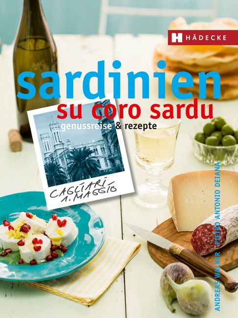 Buchcover mit Titel "Sardinien su coro sardu". Auf dem Tisch: Essen, Getränke, Oliven, Käse, Wurst, Feigen, Messer, Wein.
