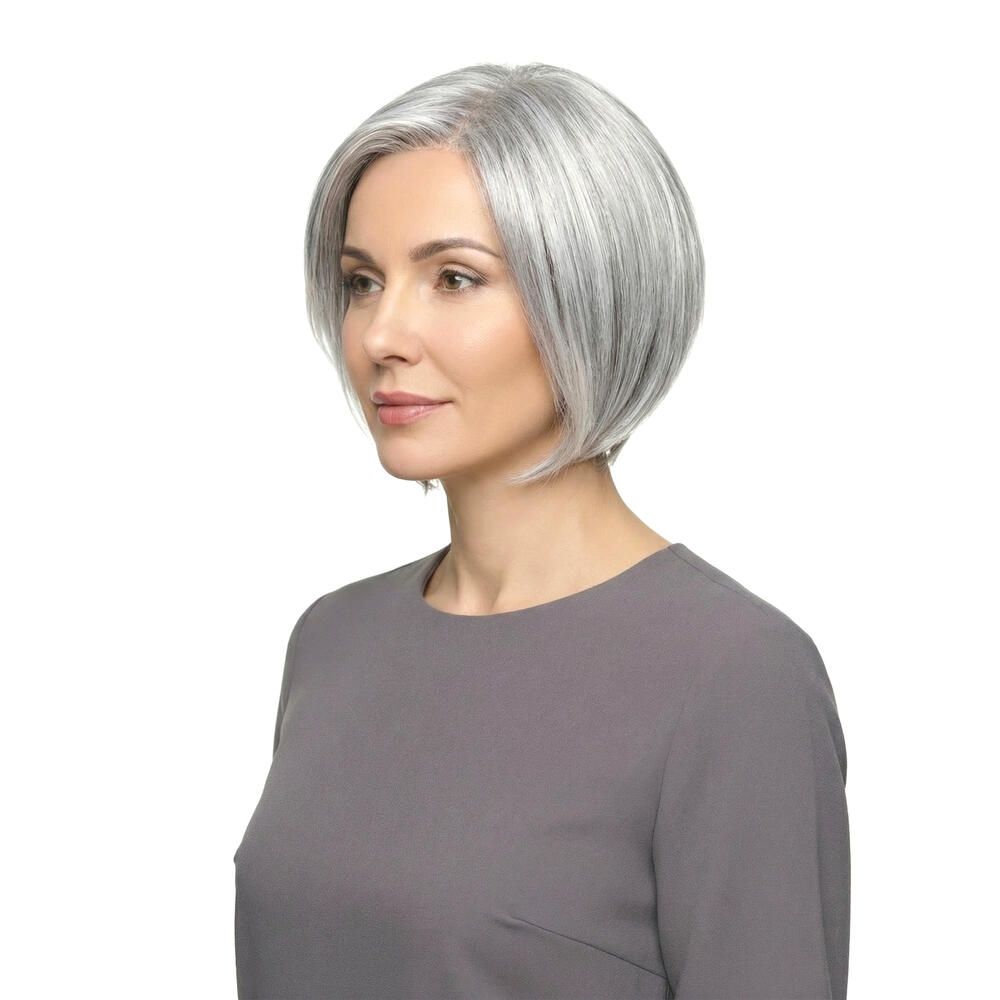 Perücke Mercedes von trendhair: Kurzer, gestufter Bob in Silberweiß mit Seitenscheitel.