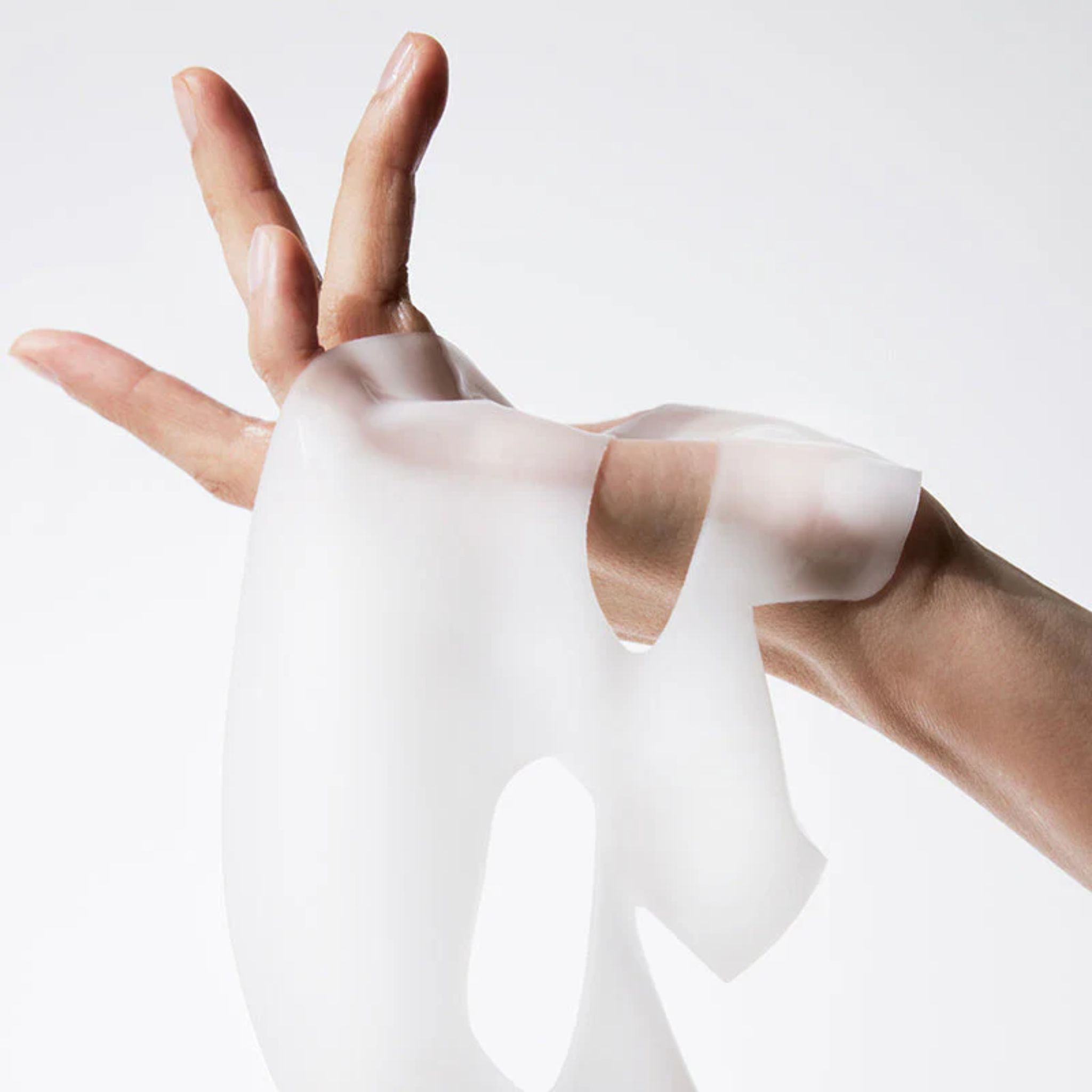 Helle Gesichtsmaske in einer Hand gehalten. Die Maske ist transparent und hat Aussparungen für Augen und Mund.