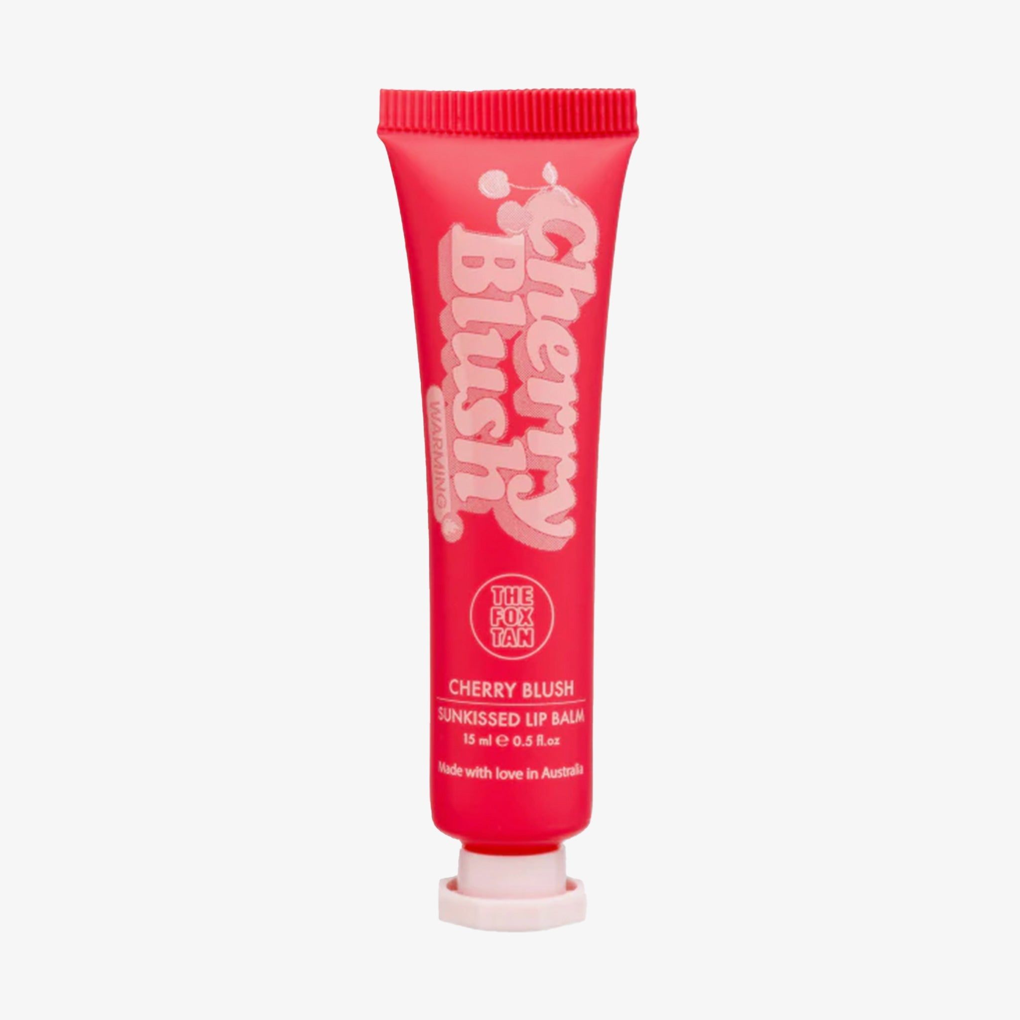 Rote Tube mit Aufschrift 'Cherry Blush'. Produktname und Marke deutlich sichtbar. Weißer Verschluss.