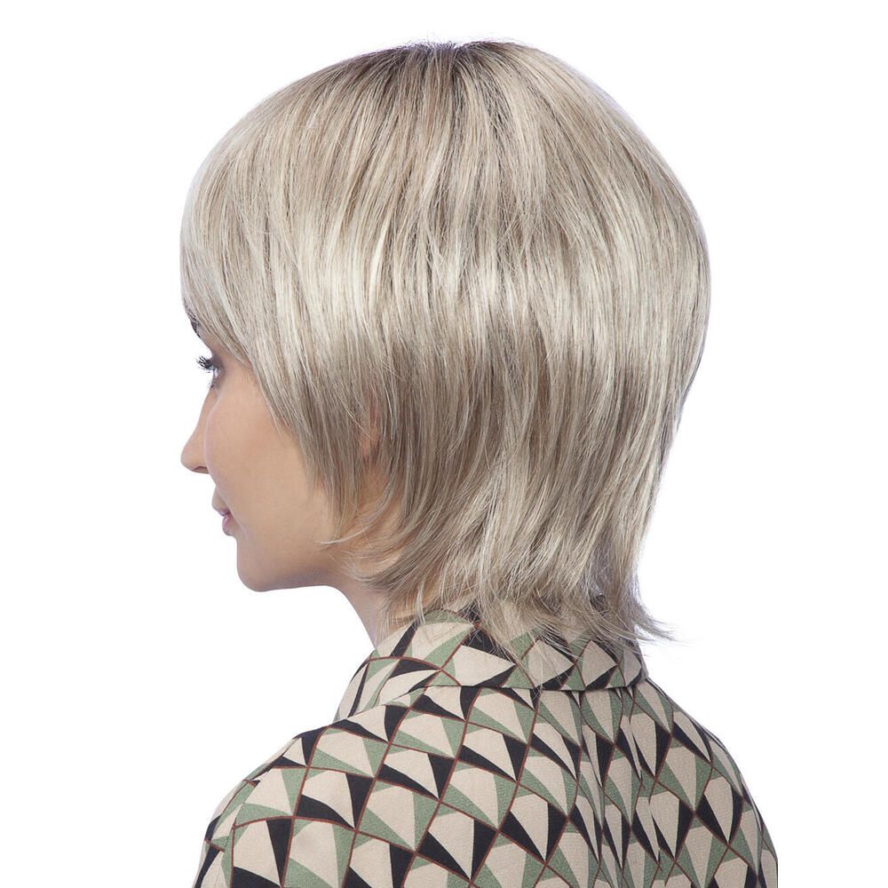 Perücke Enja von trendhair. Kurze, blonde Kunsthaarperücke mit Pony. Frau mit Perücke, Seitenansicht.