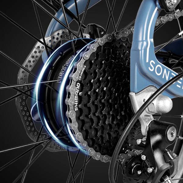 Fahrradgetriebe mit Kette und Zahnrädern. Shimano-Logo sichtbar. Blaue Akzente. Schwarzer Hintergrund.