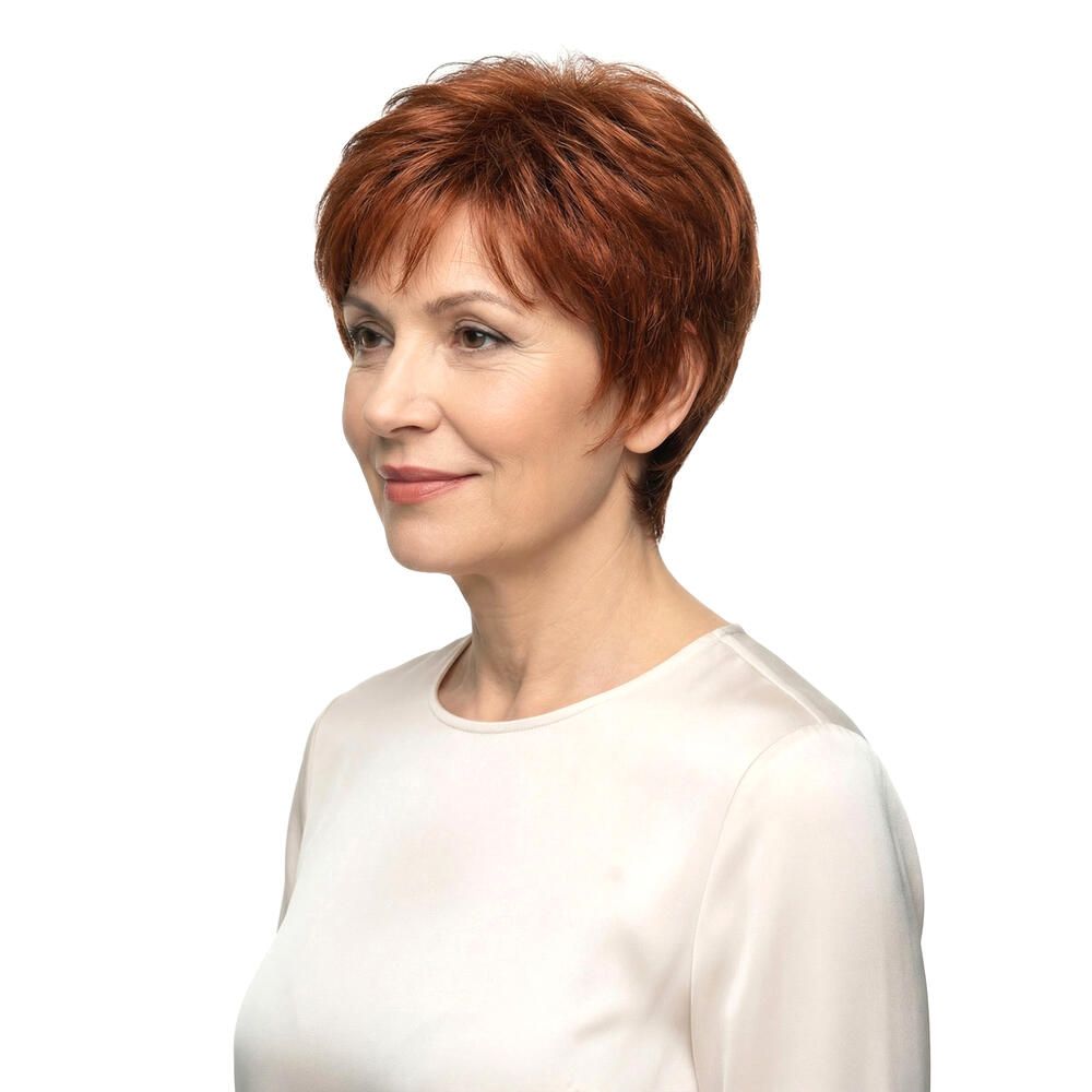 Frau mit rotbrauner Perücke. Kurzer, gestufter Schnitt. Seitenansicht, lächelnd. Helles Oberteil, weißer Hintergrund.