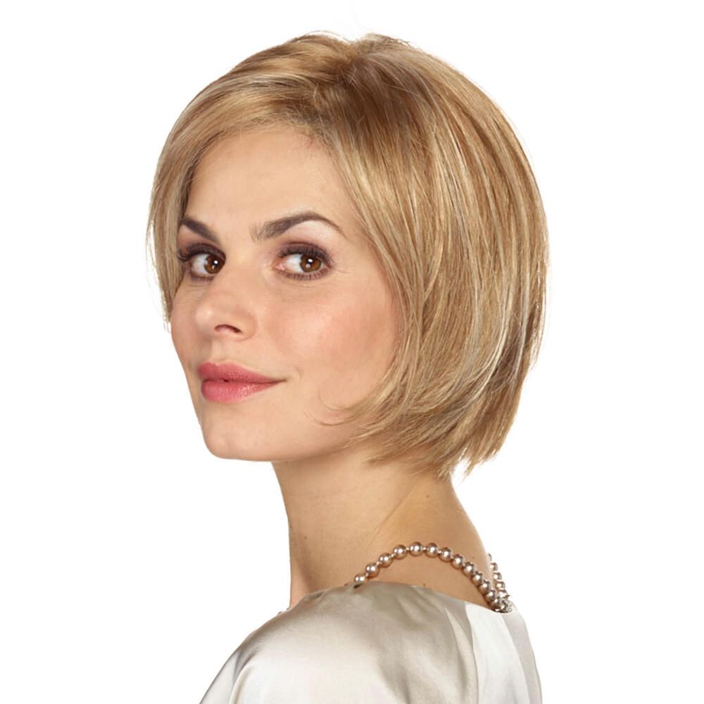 Kurzhaarperücke, blond-meliert, seitliche Ansicht einer Frau, die nach hinten blickt. Perlenkette.
