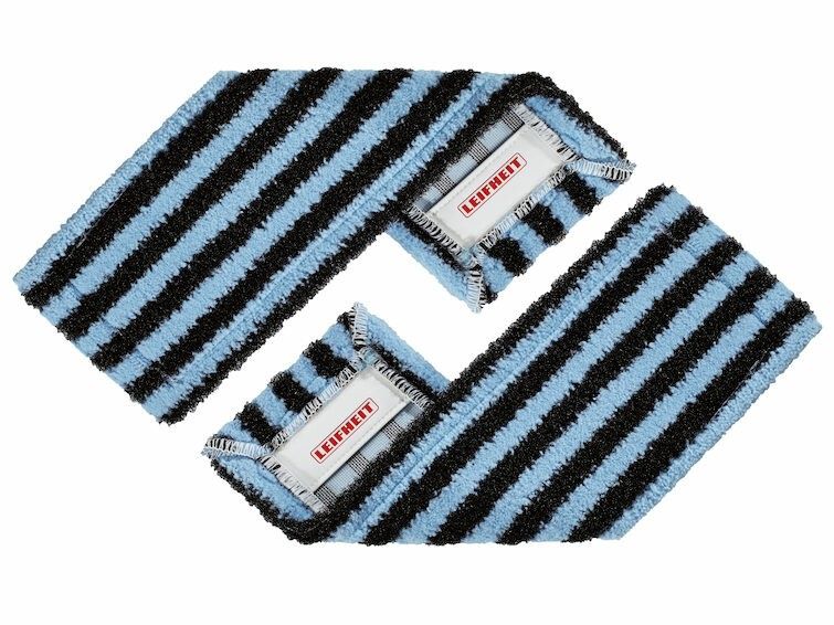 Zwei blaue und schwarze Streifen-Wischbezüge. Auf jedem ein weißes Etikett mit roter Schrift.
