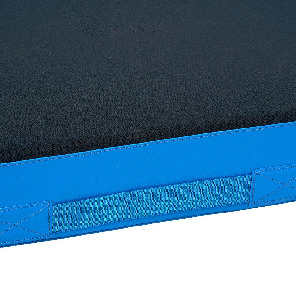 Blaue Matte mit schwarzer Oberfläche. Blaue Kante mit Griff. Nahaufnahme.