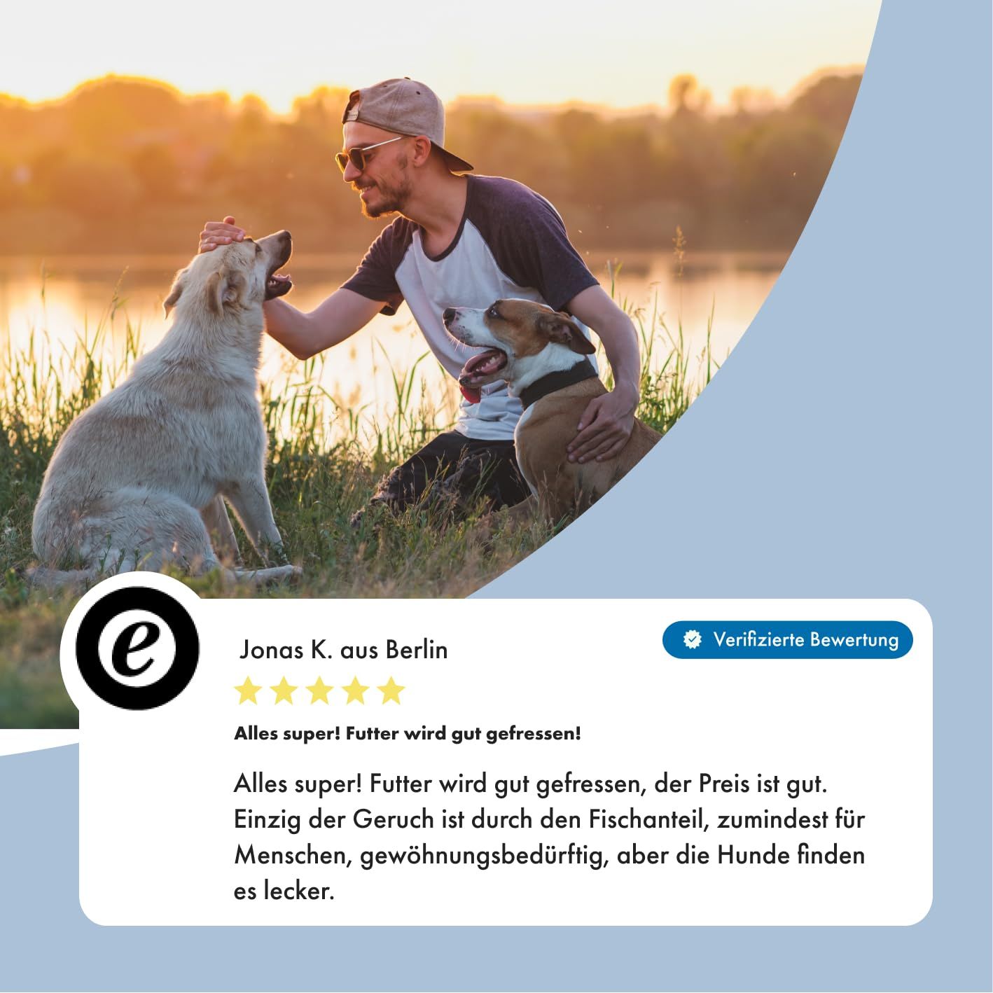 Mann kniet mit zwei Hunden im Freien, Sonnenuntergang.