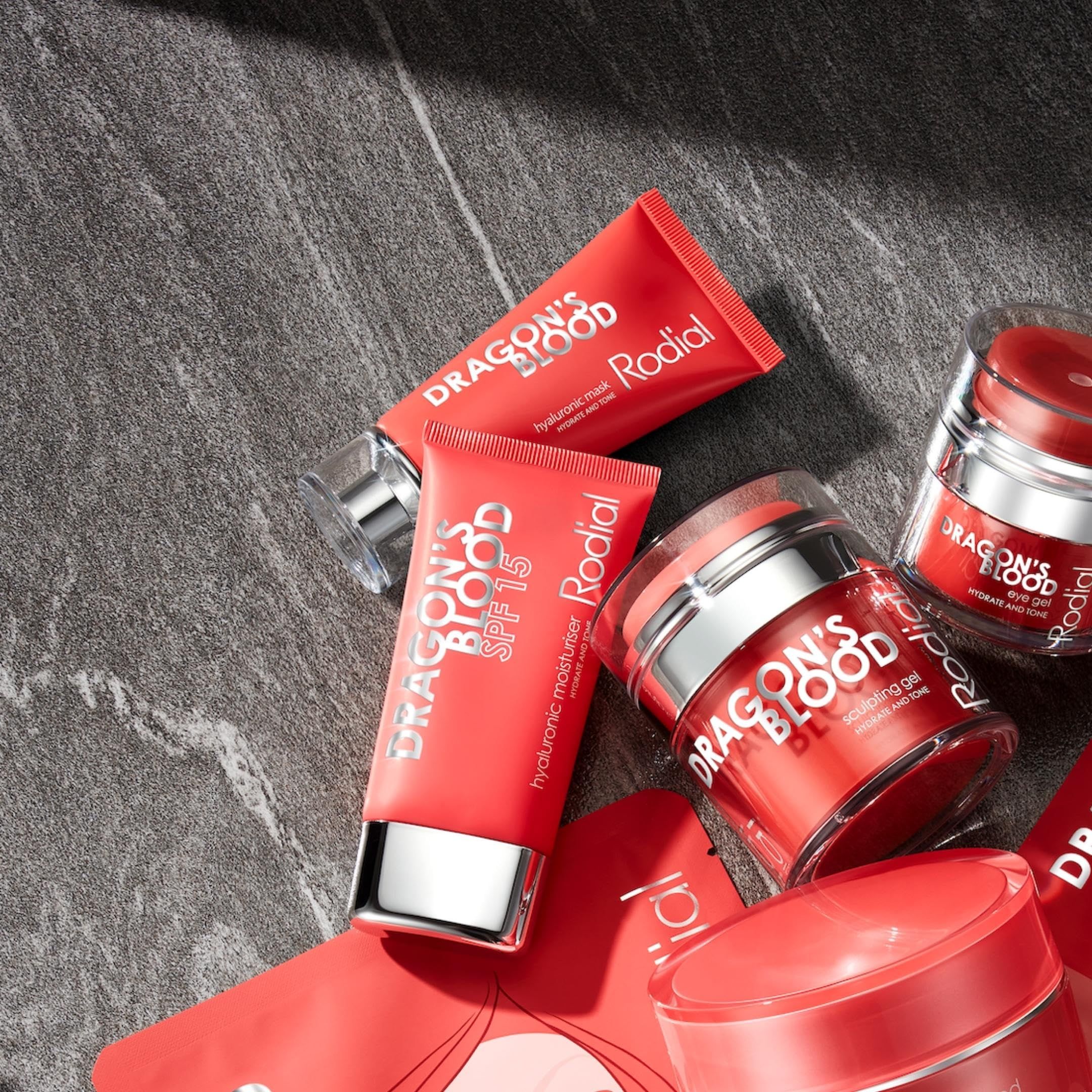 Verschiedene Produkte: Tuben, Tiegel. Aufschrift: DRAGON'S BLOOD, Rodial. Rote Verpackung.
