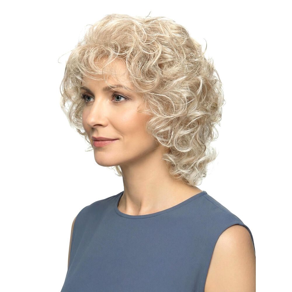 Hellblonde Perücke mit Locken. Die Frau trägt ein blaues Oberteil. Seitenansicht.