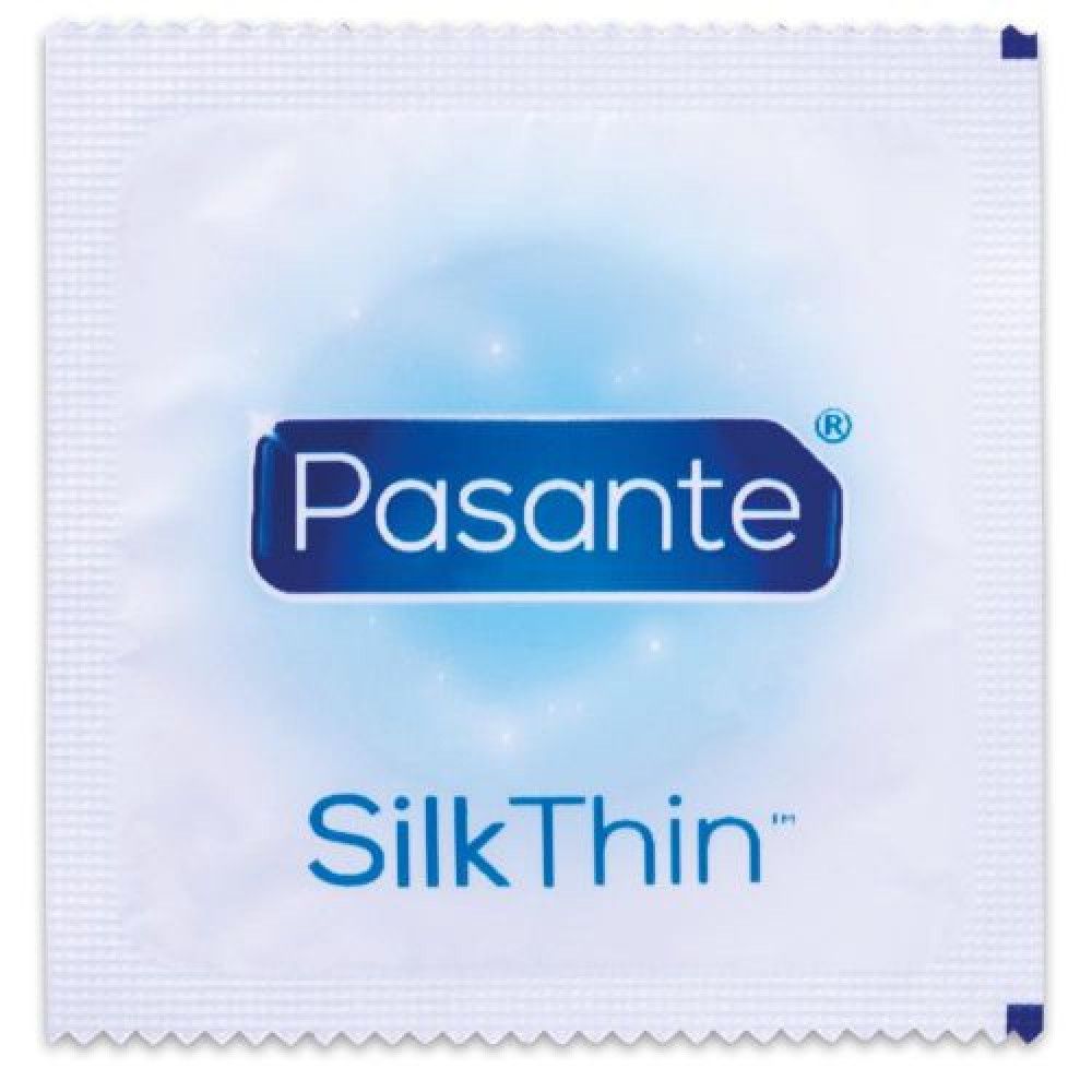 Verpackung eines Pasante Silk Thin Kondoms. Aufschrift: Pasante SilkThin. Quadratische Form, weißer Hintergrund.