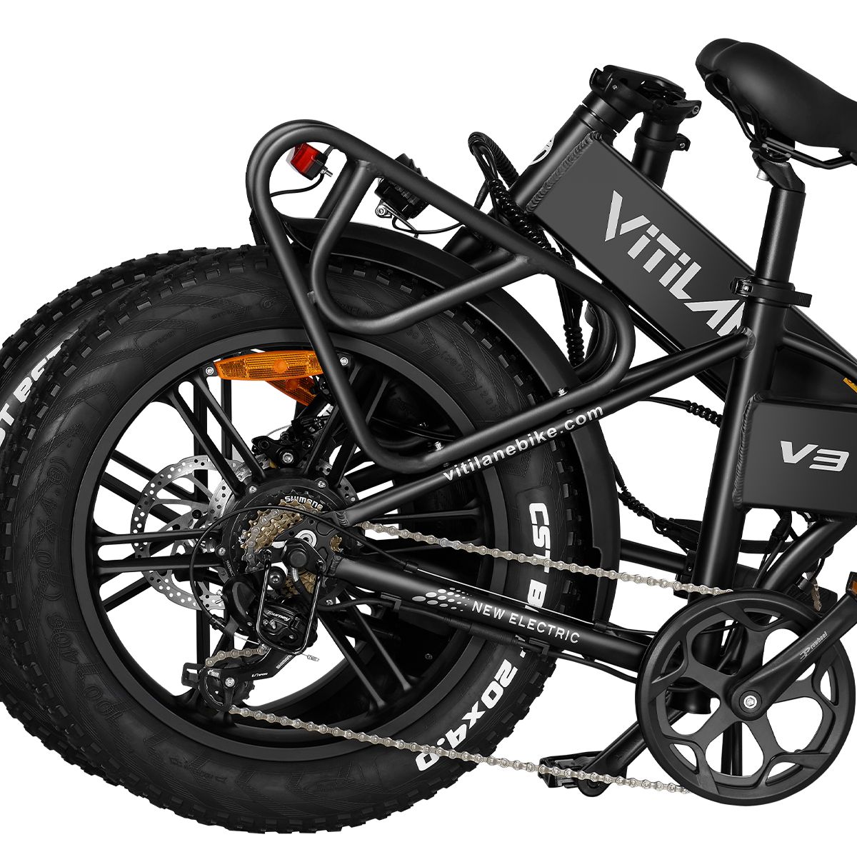 Schwarzes, zusammenklappbares E-Bike. Hinterrad mit Scheibenbremse, Gepäckträger und Rücklicht. Reifen mit Schriftzug.