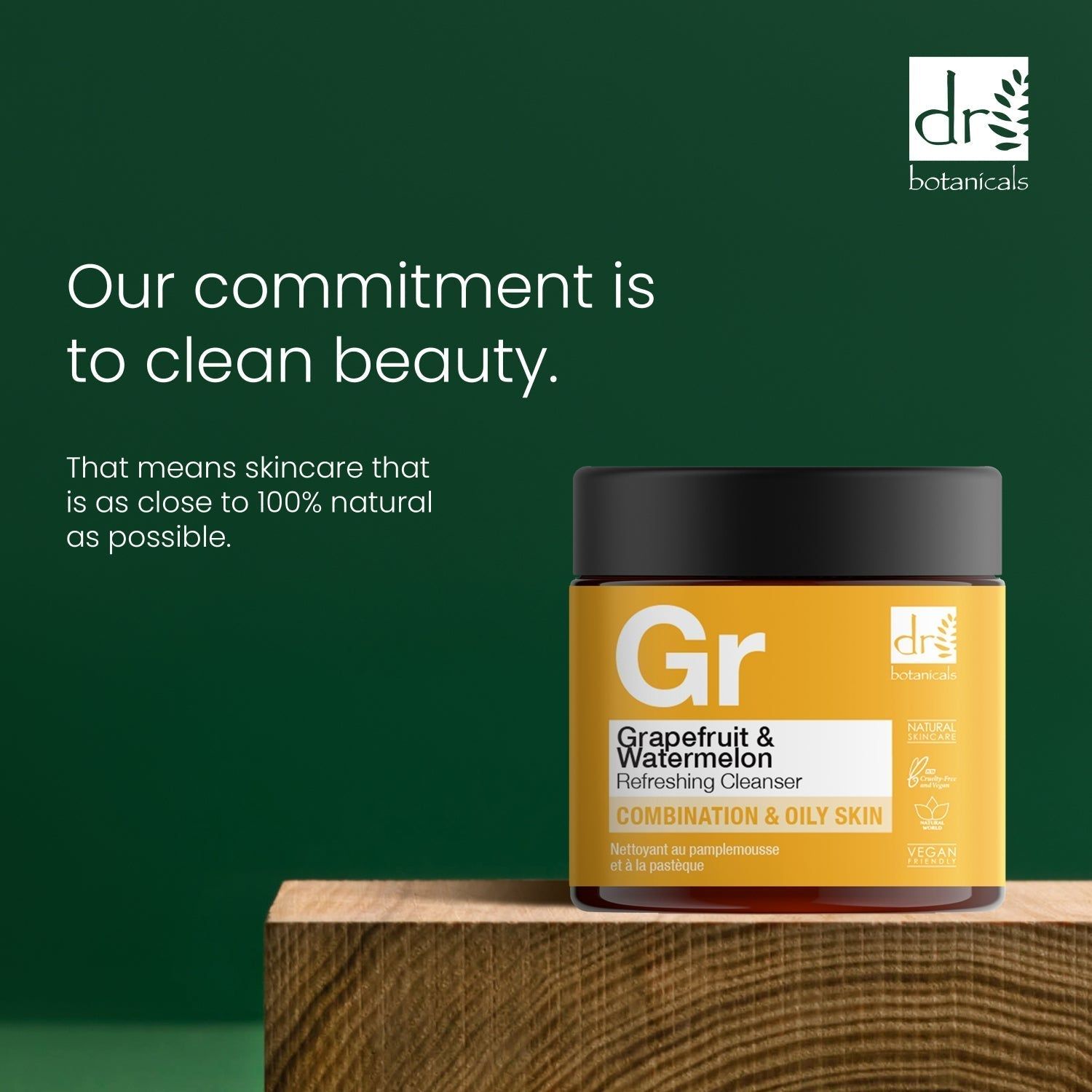 Gelber Tiegel auf Holzblock. Aufschrift: Grapefruit & Watermelon Refreshing Cleanser. Kombination & ölige Haut. Vegan. Text: Clean Beauty.