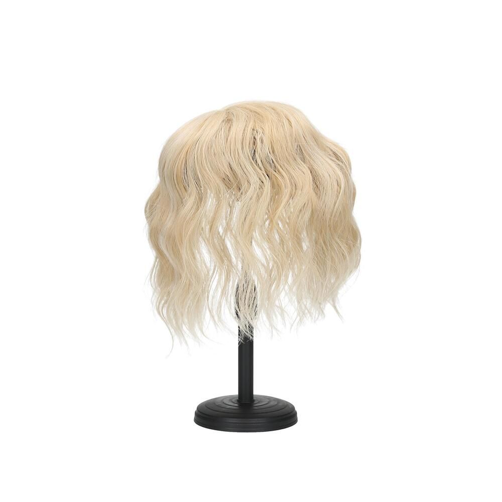 Blond gewelltes Haarteil auf schwarzem Kopf auf schwarzem Ständer. Ansicht von vorne.