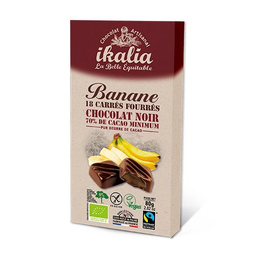 Schachtel mit Schokolade. Aufschrift: Banane, 18 Carrés fourrés, Chocolat Noir, 70% Cacao Minimum. Mit Bananen und Schokoladenstückchen.