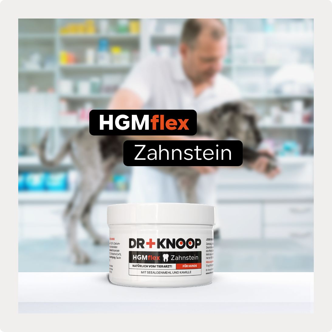 Produkt-Dose mit Aufschrift DR+KNOOP, HGMflex Zahnstein, für Hunde. Im Hintergrund: Arzt und Hund.