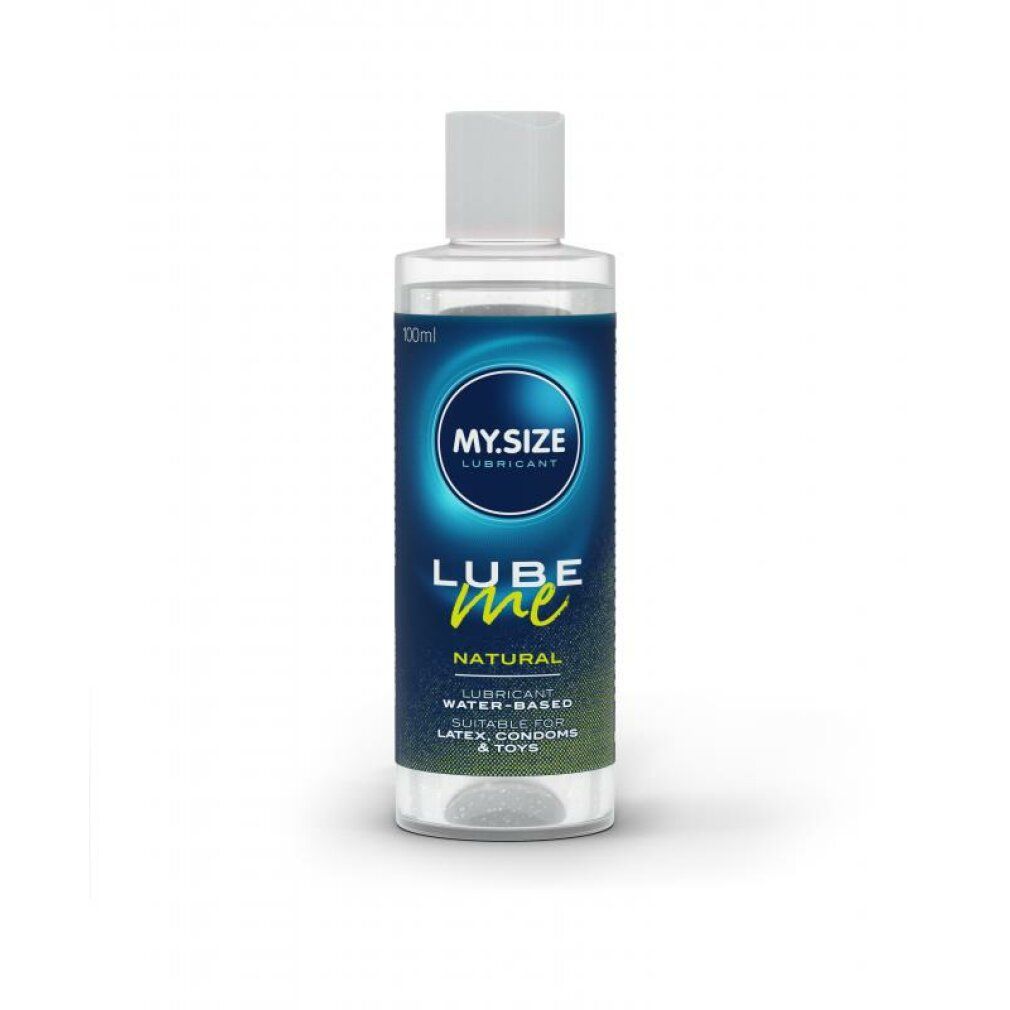 Klare Flüssigkeit in einer Flasche mit weißem Deckel. Aufschrift: MY.SIZE LUBE ME NATURAL. Wasserbasiert. Geeignet für Latexkondome & Spielzeug.
