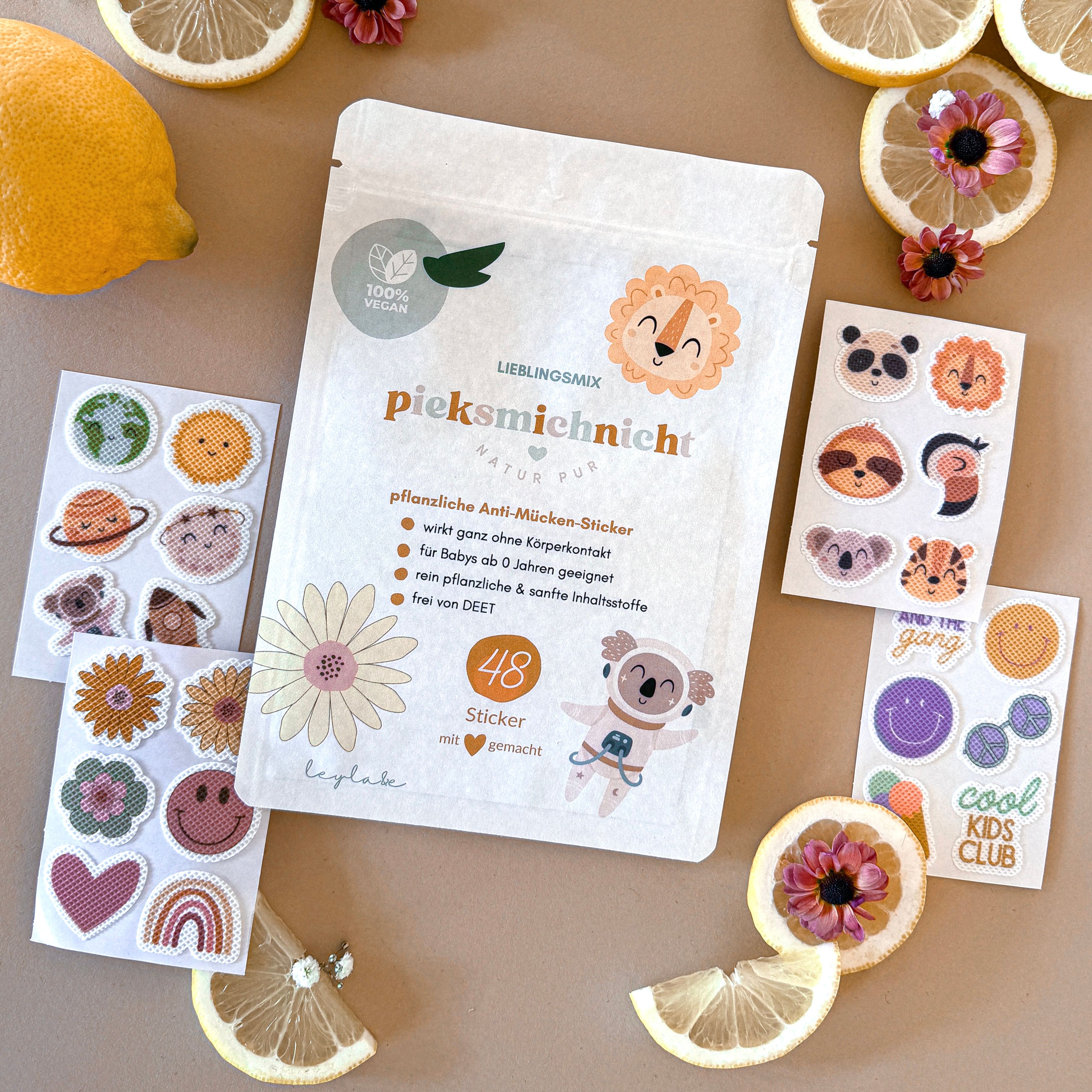 Beutel mit Anti-Mücken-Stickern, darunter Sticker mit Tier- und Weltraum-Motiven. Aufschrift: pieksmichnicht, 48 Sticker.