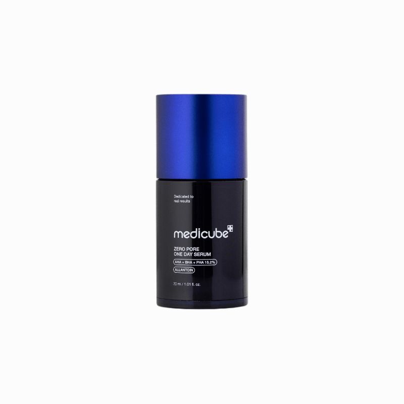 Schwarze Flasche mit blauem Deckel. Aufschrift: medicube Zero Pore One Day Serum. Enthält AHA, BHA, PHA 15,2%.