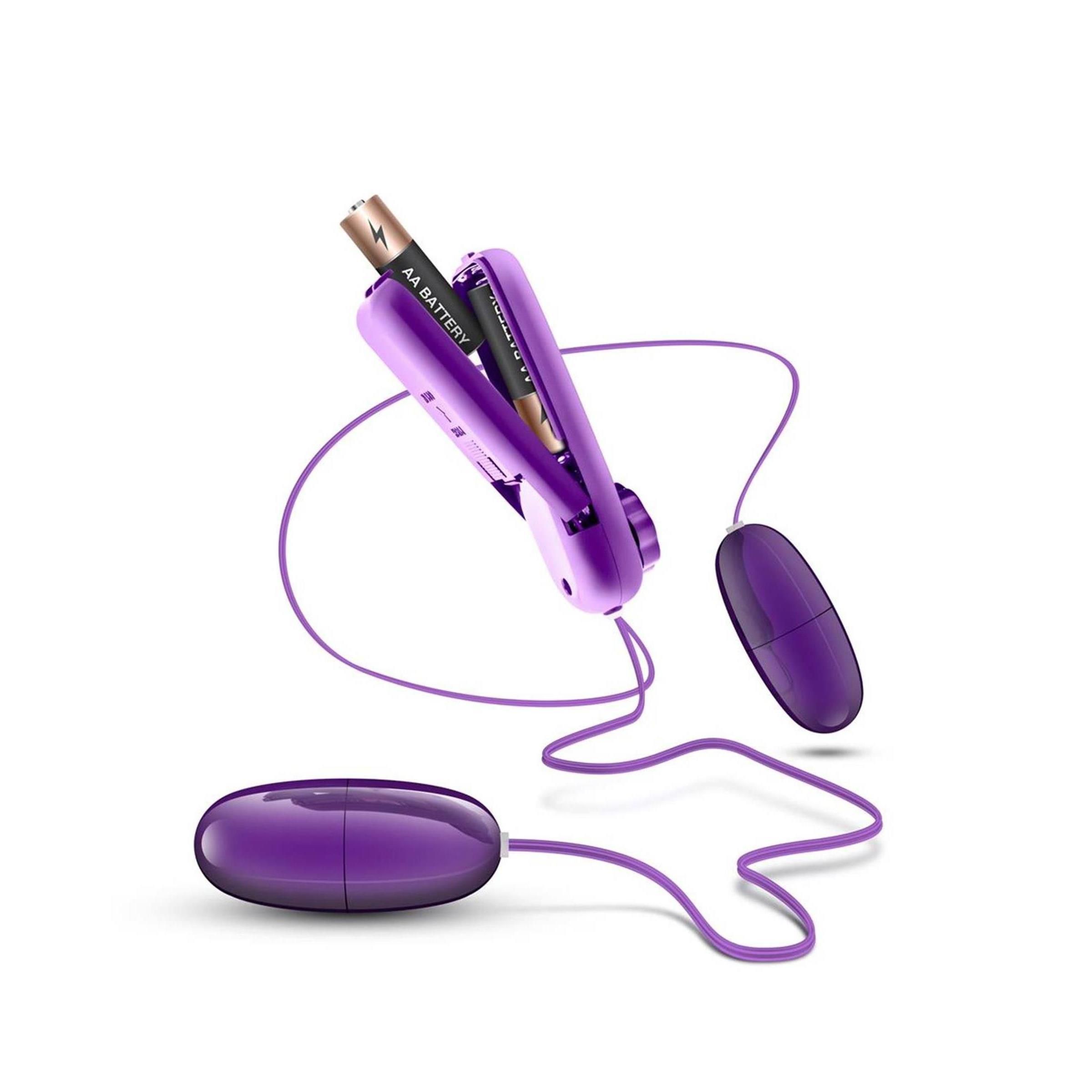 Lila Doppel-Ei-Vibrator. Die Fernbedienung ist geöffnet, um Batterien zu zeigen. Zwei Eier und eine Fernbedienung mit Sternmuster.