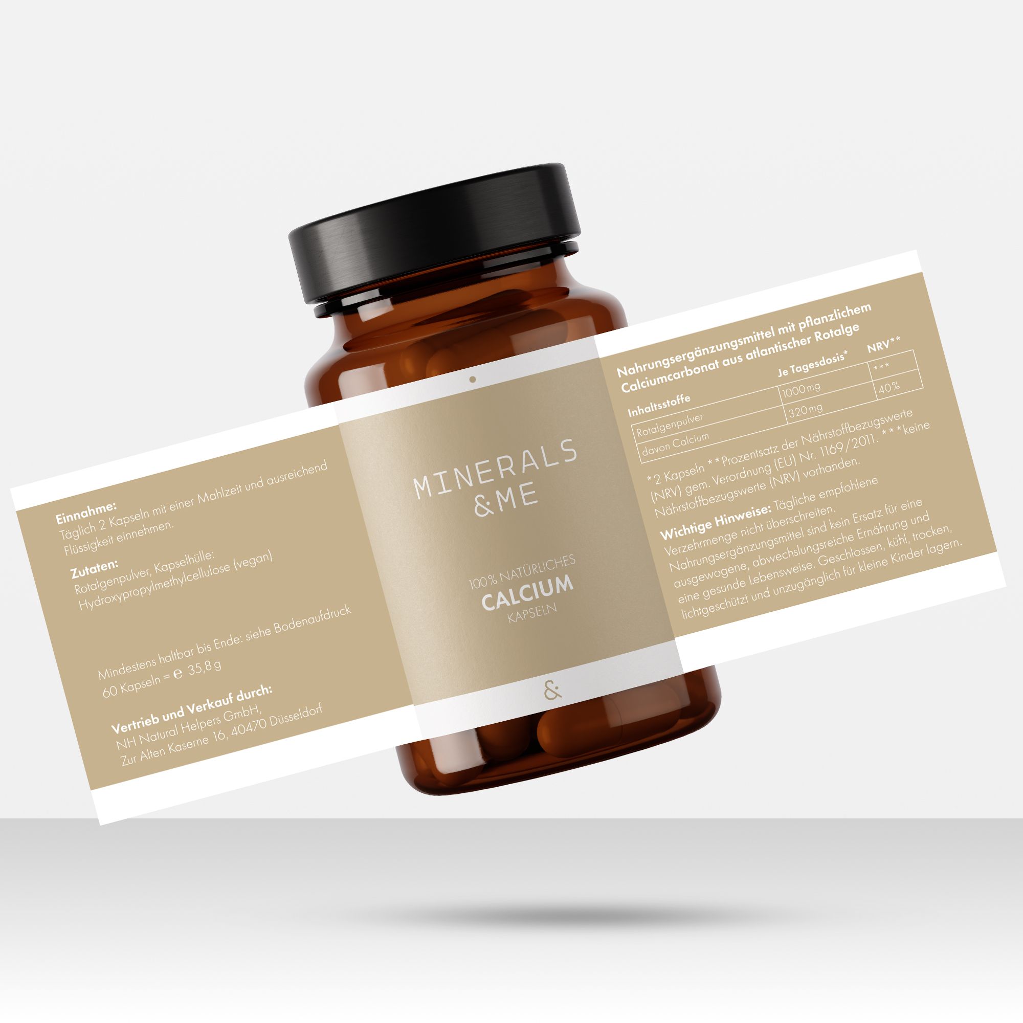 Braune Glasflasche mit Produktetikett. Text: MINERALS & ME Calcium Kapseln. Nährwertangaben. 60 Kapseln. 1 Monat Vorrat.