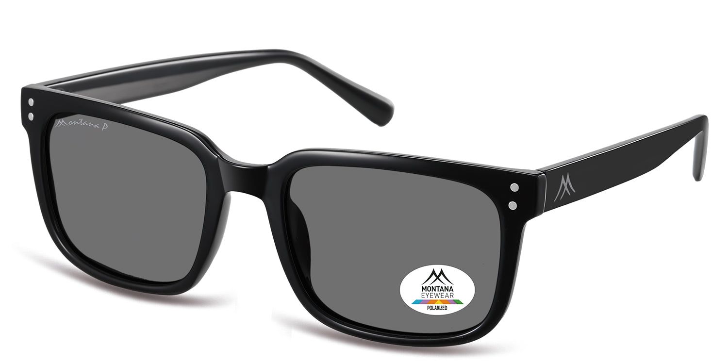 Schwarze Sonnenbrille, schräg von vorne. Rechteckige Gläser, Montana Eyewear Logo auf dem Glas. Polarisierte Gläser.