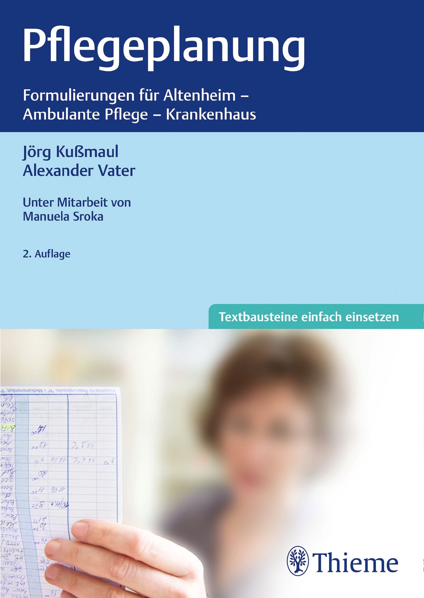 Buchcover "Pflegeplanung". Titel in Weiß auf blauem Hintergrund. Autoren: Jörg Kußmaul, Alexander Vater. Verlag Thieme. Person hält Notizbuch.