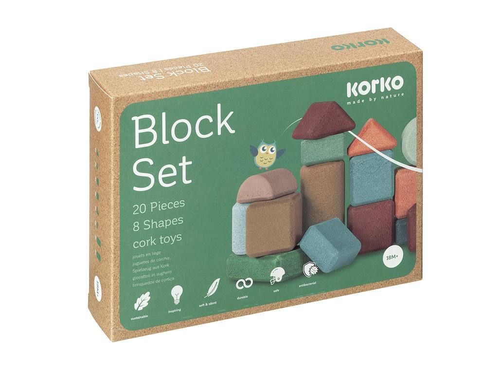 Ensemble de blocs Korko. Boîte en carton avec illustration du produit. 20 pièces, 8 formes, jouets en liège. Marque Korko. Inscription : Block Set, 20 Pieces, 8 Shapes, cork toys.