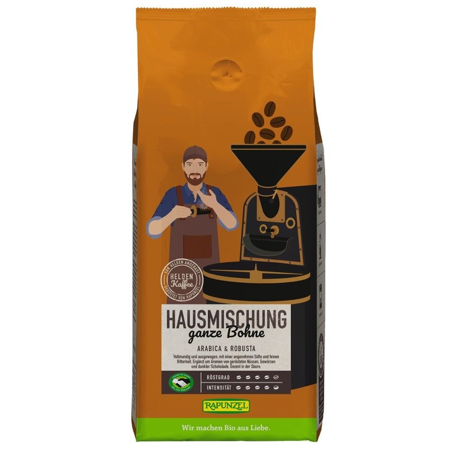 Verpackung von Rapunzel Heldenkaffee Hausmischung, ganze Bohne. Orangefarbener Beutel mit Illustrationen und Text. Arabica & Robusta.
