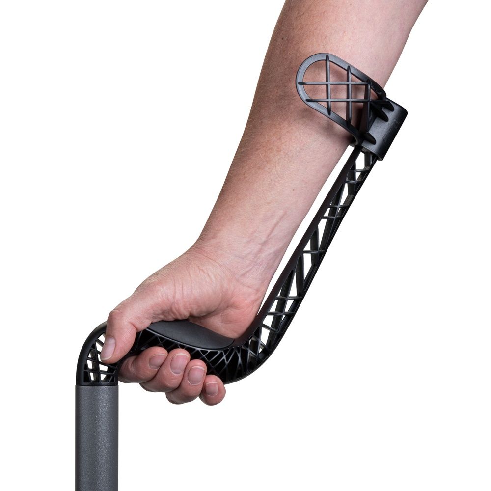 Schwarze Armstütze und Griff einer Gehhilfe. Arm des Benutzers in der Armstütze, Hand am Griff.