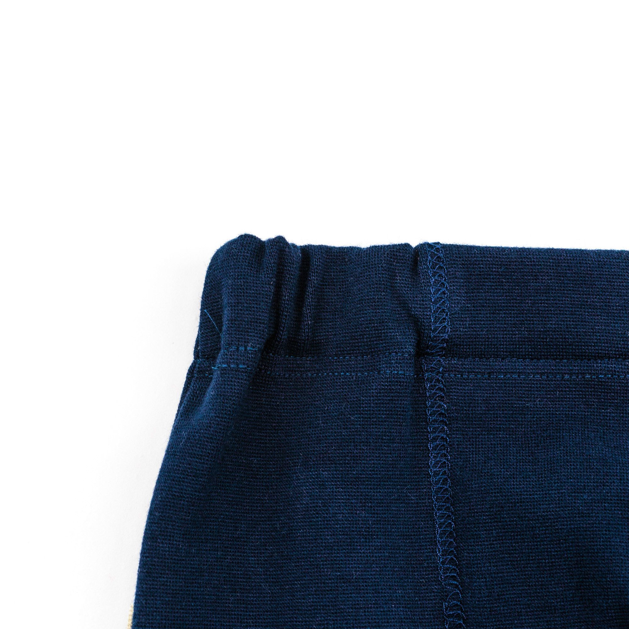 Detailansicht der blauen Boxershorts. Elastischer Bund.
