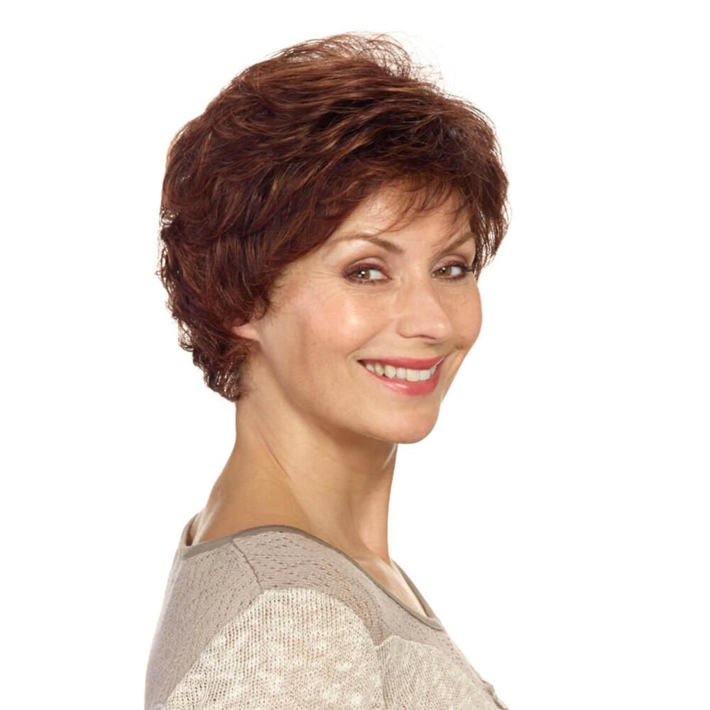 Kurzhaarperücke, rotbraun, gewellt. Frau mit Perücke, lächelnd. Beige Oberteil. Seitenansicht.