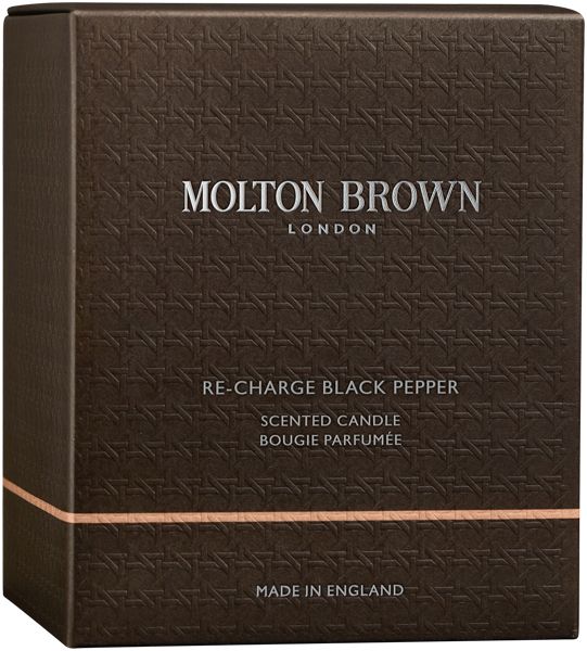 Braune Schachtel mit Prägemuster. Aufschrift: Molton Brown London, Re-Charge Black Pepper, Scented Candle, Bougie Parfumée, Made in England.