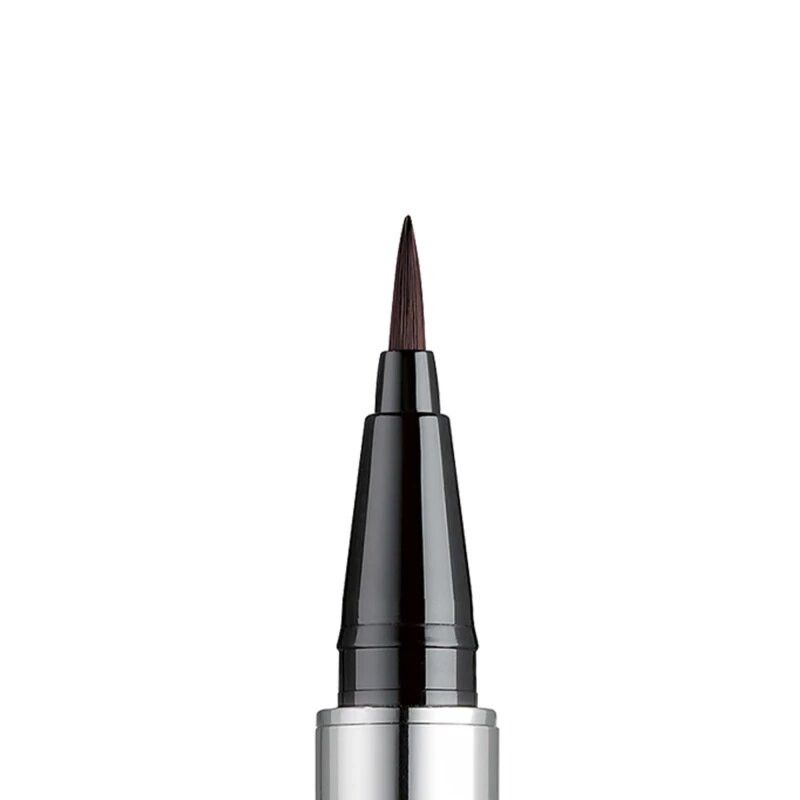 Spitze eines flüssigen Eyeliners mit feinem Applikator.