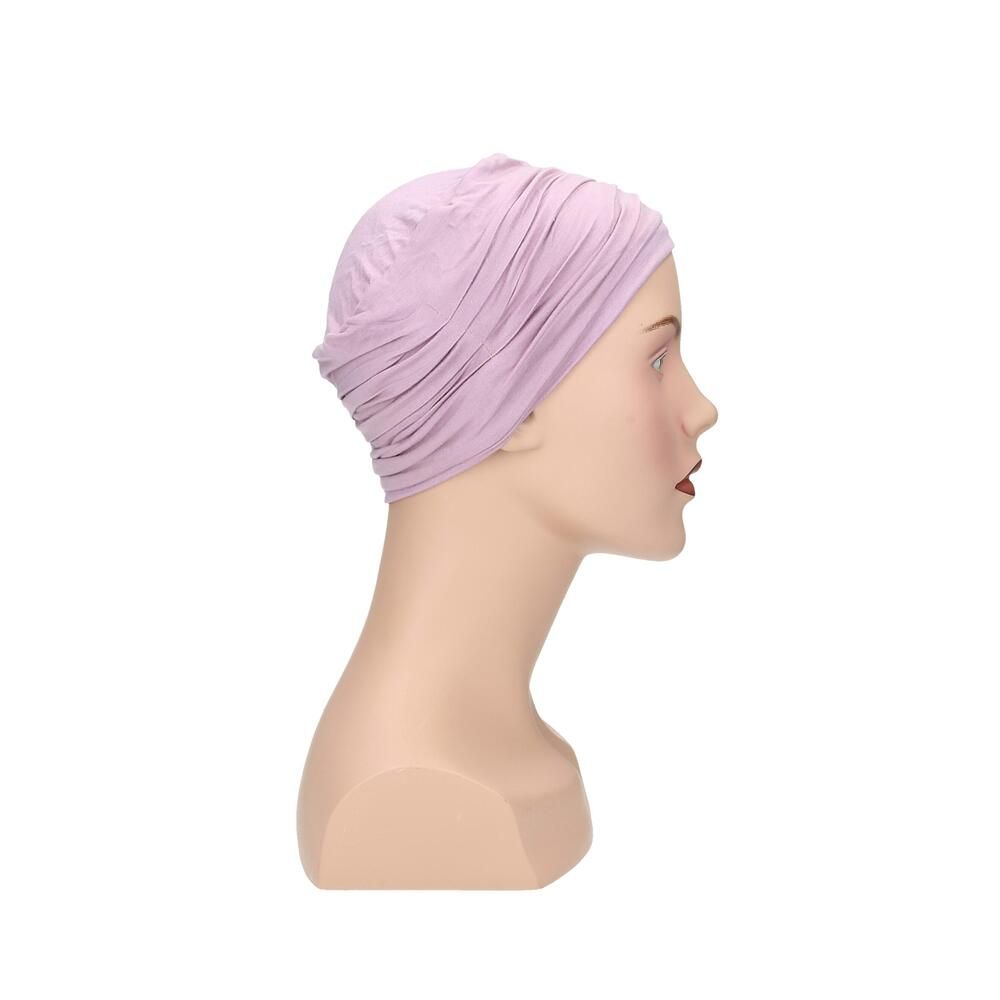 Helllila Turban auf einer Büste. Seitenansicht, gerüschte Struktur.