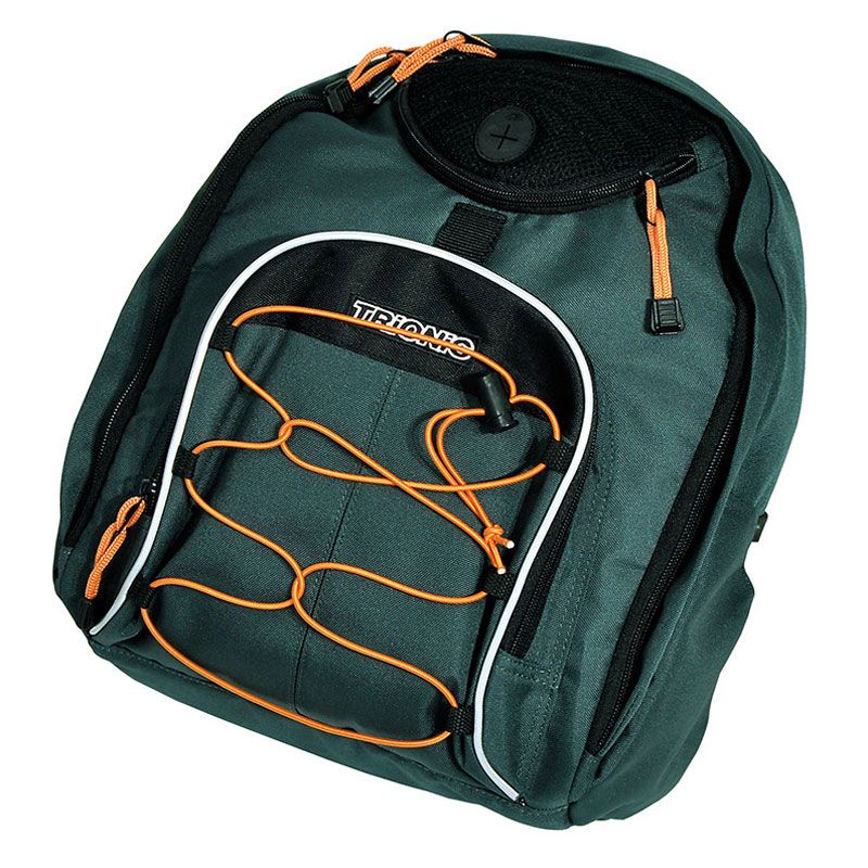Dunkelgrüner Rucksack mit orangefarbenen Akzenten. Schwarzes Netzfach. Weißer Kontrast, orangefarbene Kordel. "TRIONIC"-Logo.